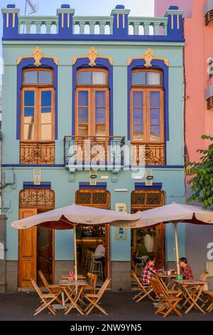 Die prunkvolle und lebendige Fassade der Bar Benidorm auf der Plaza del Dr. Olivera, La Laguna, Teneriffa. Stockfoto