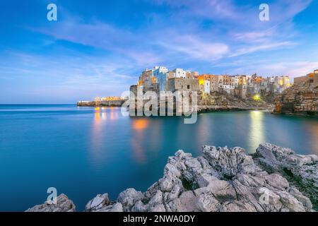 Fantastische Nachtszene am Golf von Cala Paura mit Bastione di Santo Stefano im Dorf auf den Felsen Polignano A Mare, Apulia, Italien, Provinz Bari. Stockfoto