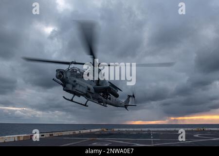 NORDPAZIFIK (25. Januar 2023) ein AH-1Z Cobra Hubschrauber vom Marine Medium Tilt Rotor Squadron (VMM) 262 startet vom Cockpit des Amphibienschiffs USS Green Bay (LPD 20). Green Bay ist im Einsatzgebiet der 7. Flotte tätig. 7. Fleet sind die USA Die größte Flotte der Navy, die mit einer Anzahl von Flotten ausgestattet ist, arbeitet regelmäßig mit Alliierten und Partnern zusammen, um eine freie und offene Region Indopazifik zu erhalten. Stockfoto