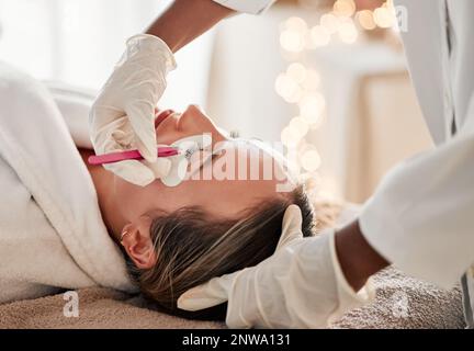 Wimpernverlängerungen, Kosmetik und Schönheitsbehandlungen in einem Friseursalon zur Selbstpflege. Kosmetik, schöne und junge Frau, die Luxus bekommt Stockfoto