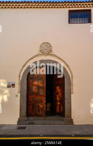 Eine kunstvolle Seilleitung zeigt den Steinbogen eines hölzernen Eingangs in der Wand des Klosters Santa Clara de Asís und San Juan Bautista in La Laguna Stockfoto