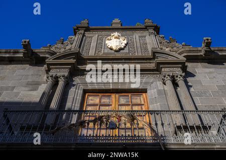 Das Wappen des Salazar aus weißem Carrara-Marmor steht in starkem Kontrast zur verzierten dunkelblauen Steinfassade des Salazar-Palastes in La Laguna auf Teneriffa Stockfoto