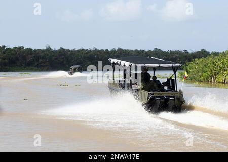 Zwei kolumbianische Marinekorps-Kampfboote segeln auf dem Atrato in der Nähe des kolumbianischen Marinestützpunkts Turbo, Turbo, Kolumbien, 24. Januar 2023. USA Marinekorps, Lieutenant General David Bellon, Kommandeur der USA Marine Corps Forces, Süd und USA Die Reserve der Marinekorps, seine Mitarbeiter und die Führer des 4. Assault-Amphibienbataillons reisten nach Kolumbien, um sich mit der Führung des Infantería de Marina Colombiana (Kolumbianisches Marinekorps) zu treffen, um die Partnerschaft zwischen den beiden Navies und dem Marinekorps weiter zu stärken. Stockfoto