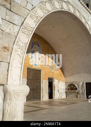 Portal der Kathedrale der Auferstehung Christi, Podgorica Stockfoto