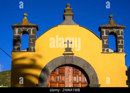 La Ermita de San Miguel Arcángel stammt aus dem Jahr 1506. Die farbenfrohe Kirche wurde 1759 wiederaufgebaut und im 20. Jahrhundert als Ausstellungshalle restauriert. Stockfoto