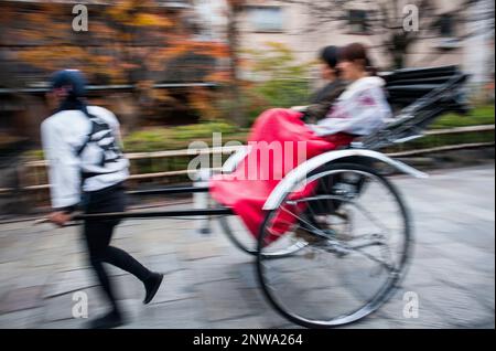 Rikscha in Shirakawa-Minami-Dori, Gion Bezirk, Kyoto. Kansai, Japan. Stockfoto