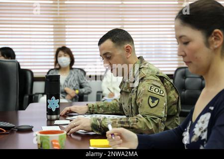 USA Army Garrison Japan Command Sgt. Maj. David A. Rio, Center, gibt am Donnerstag im Hauptquartier der USAG Japan eine Kommandobesprechung im Rahmen der „Garrison Academy“, die einen umfassenden Überblick über die Mission, die demographischen Daten und die weit verstreute geografische Präsenz der Einheit in ganz Japan bot. Stockfoto