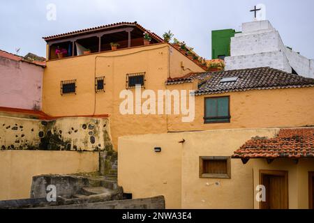 Das farbenfrohe Innere des historischen Los Lavaderos und die Mauern der Molinos de Agua y Lavaderos in La Orotava, Teneriffa. Stockfoto