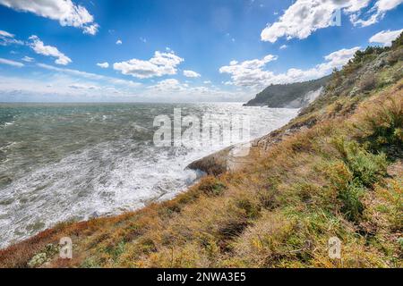 Über den Klippen an der Küste von Vieste. Sommer Felsküste Baia Di Campi Vieste auf der Halbinsel Gargano, Apulien, Italien Stockfoto