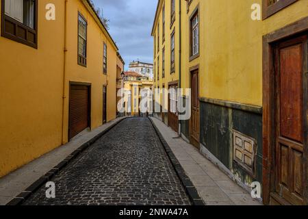 Farbenfrohe Gebäude säumen eine enge Straße in Teneriffas historischem La Orotava Stockfoto