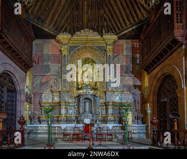 Hauptaltar unserer Lieben Frau vom Rosenkranz in der Kirche Santo Domingo de Guzman in La Laguna, Teneriffa Stockfoto