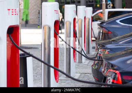 Berlin, Deutschland 09-17-2020 Pkw Aufladen in öffentlicher Tesla Ladestation für Elektroautos im Freien, genannt „Supercharger“ Stockfoto