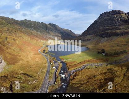 Luftaufnahme der A82 Straße durch Glen Coe in den schottischen Highlands mit Loch Achtriochtan darunter Stockfoto