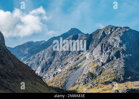 Bidean nam Bian Gipfel jenseits der Hänge von Gearr Aonach über Coire Gabhail das verlorene Tal in Glen Coe Stockfoto