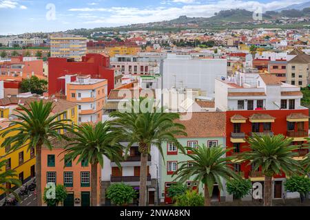 Hohe Palmen und lebhafte Apartmentblöcke säumen den Blick vom Turm des Lagunas La Iglesia-Parroquia Matriz de Nuestra Señora de La Concepción Stockfoto