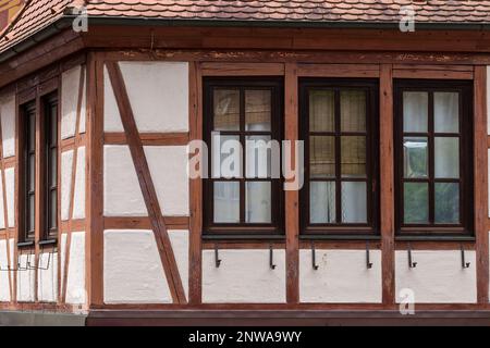 Horizontales Fensterdetail des Holzfachwerks in Deutschland Stockfoto