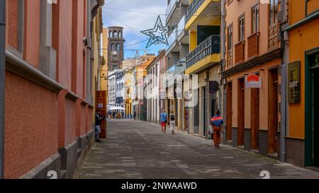 Der Turm von Iglesia de Nuestra Señora de la Concepción erhebt sich über die farbenfrohen Gebäude entlang der Calle Alcalde Alonso Suárez Melián, La Laguna Stockfoto