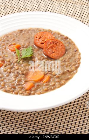 Lentejas con Chorizo. Linsen mit roter Wurst. Spanische Küche. Stockfoto