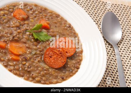 Lentejas con Chorizo. Linsen mit roter Wurst. Spanische Küche. Stockfoto