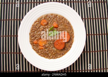 Lentejas con Chorizo. Linsen mit roter Wurst. Spanische Küche. Stockfoto