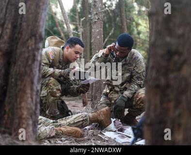 Soldaten der US-Armee mit der 25. Infanterie-Division rufen an, um eine 9-Linie zu initiieren und eine Hebeoperation durchzuführen, um ein simuliertes Opfer während einer Dschungel-Medizin-Übung in der Lightning Academy East Range, Hawaii, am 24. Januar 2023 zu evakuieren. Das Rettungsteam führt nach einer umfangreichen Unfallbehandlung eine Evakuierung bei heißen Lasten durch und geht an einen sicheren Evakuierungspunkt. Stockfoto