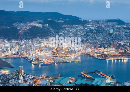 Skyline, allgemeine Panorama Luftaufnahme, Nagasaki, Japan. Stockfoto