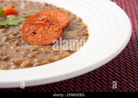 Lentejas con Chorizo. Linsen mit roter Wurst. Spanische Küche. Stockfoto