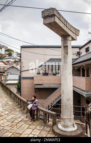 Einbeinige Steintor, zweite Torii-Bogen am Sanno Shinto-Schrein, Nagasaki, Japan. Stockfoto