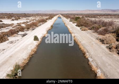 Ein Kanal transportiert mit Dünger beladene landwirtschaftliche Abwässer von Farmen im Coachella Valley bis zur Salton Sea, einem sterbenden See im Südosten Kaliforniens. Stockfoto