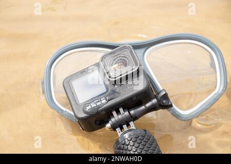 Ukraine Dnipro 05.08.2021 - Kamera und Maske GoPro HERO 9 zum Tauchen am Strand am See, Action-Kamera am See Stockfoto