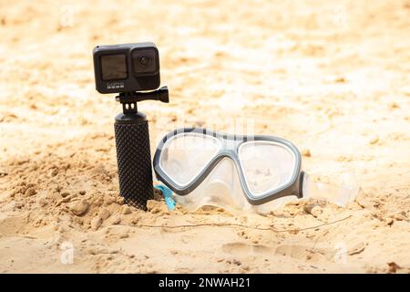 Ukraine Dnipro 05.08.2021 - GoPro HERO 9 Kamera und Maske zum Tauchen am Strand, Action-Kamera auf dem Meer Stockfoto