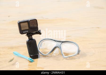 Ukraine Dnipro 05.08.2021 - Kamera und Maske GoPro HERO 9 zum Tauchen am Strand am See, Action-Kamera am See Stockfoto