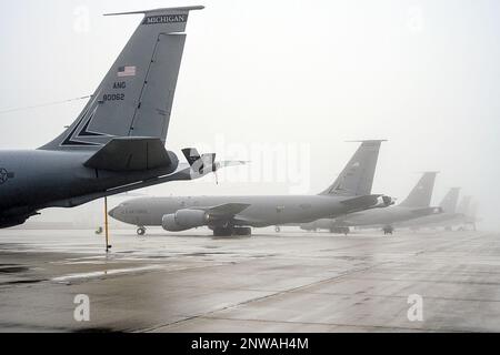 Eine Reihe von KC-135 Stratotankers der 127. Air Tanken Group, Selfridge Air National Guard Base, Michigan, steht auf dem Flugplatz bereit, während ein dichter Nebel hereinrollt, 4. Januar 2023. Stockfoto