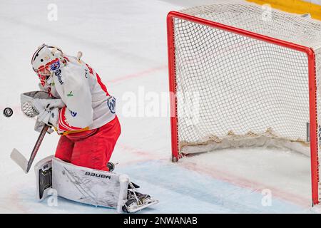 Lausanne Schweiz, 02/28/2023: Robin Mayer (Torwart) von SCRJ Lakers (91) ist während des 50. Spiels der regulären Saison der Schweizerischen Nationalliga 2022-2023 in Aktion. Der 50. Tag der regulären Saison zwischen Lausanne HC und den SCRJ Lakers von Rapperswil-Jona und St. Gallen fand in der Vaudoise Arena in Lausanne statt. (Crédit : Eric Dubost/Alamy Live News). Stockfoto