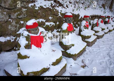 Narabijizo, Bakejizo, Jizo Steinstatuen, buddhistische Wächtergottheiten in Kanmangafuchi Abgrund, Nikko, Japan Stockfoto