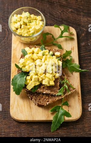 Hausgemachtes Tofu-Salat-Sandwich mit Vollkornbrot Stockfoto