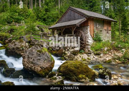 Long Exposure of Mill mit Strom in der Nähe des Gollinger Wasserfalls, Österreich, Europa Stockfoto