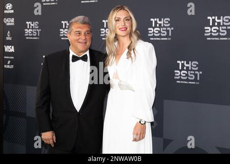 Joan Laporta, Präsidentin des FC Barcelona und Alexia Putellas, nehmen am 27. Februar 2023 an der Zeremonie der besten FIFA Football Awards in Paris Teil, Frankreich Foto von David Niviere/ABACAPRESS.COM Stockfoto