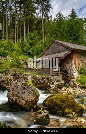 Long Exposure of Mill mit Strom in der Nähe des Gollinger Wasserfalls, Österreich, Europa Stockfoto