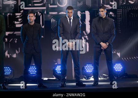 Lionel Messi, Kylian Mbappe und Achraf Hakimi werden mit ihren Trophäen gesehen, nachdem sie bei der Zeremonie der besten FIFA Football Awards am 27. Februar 2023 in Paris, Frankreich, Foto von David Niviere/ABACAPRESS.COM in die FIFA FIFPRO Men's World 11 2022 aufgenommen wurden Stockfoto