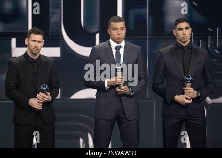 Lionel Messi, Kylian Mbappe und Achraf Hakimi werden mit ihren Trophäen gesehen, nachdem sie bei der Zeremonie der besten FIFA Football Awards am 27. Februar 2023 in Paris, Frankreich, Foto von David Niviere/ABACAPRESS.COM in die FIFA FIFPRO Men's World 11 2022 aufgenommen wurden Stockfoto