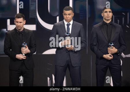 Lionel Messi, Kylian Mbappe und Achraf Hakimi werden mit ihren Trophäen gesehen, nachdem sie bei der Zeremonie der besten FIFA Football Awards am 27. Februar 2023 in Paris, Frankreich, Foto von David Niviere/ABACAPRESS.COM in die FIFA FIFPRO Men's World 11 2022 aufgenommen wurden Stockfoto