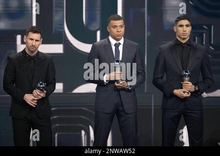 Lionel Messi, Kylian Mbappe und Achraf Hakimi werden mit ihren Trophäen gesehen, nachdem sie bei der Zeremonie der besten FIFA Football Awards am 27. Februar 2023 in Paris, Frankreich, Foto von David Niviere/ABACAPRESS.COM in die FIFA FIFPRO Men's World 11 2022 aufgenommen wurden Stockfoto