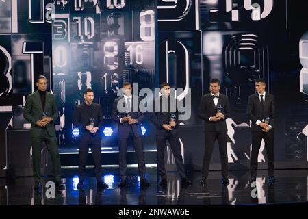 Virgil van Dijk, Lionel Messi, Kylian Mbappe, Achraf Hakimi, Casemiro und Joao Cancelo werden mit ihren Trophäen gesehen, nachdem sie bei der Zeremonie der besten FIFA Football Awards am 27. Februar 2023 in Paris, Frankreich, Foto von David Niviere/ABACAPRESS.COM in die FIFA FIFPRO Men's World 11 aufgenommen wurden Stockfoto