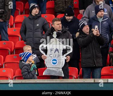 28. Februar 2023; bet365 Stadium, Stoke, Staffordshire, England; FA Cup Fußball, Stoke City gegen Brighton und Hove Albion; Fans mit einem FA Cup aus Pappe Stockfoto