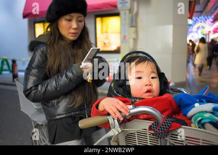 Mutter und Sohn in Shinsaibashi-Suji Shopping Street, Dotombori, Osaka, Japan, Asien, Osaka, Japan, Asien Stockfoto