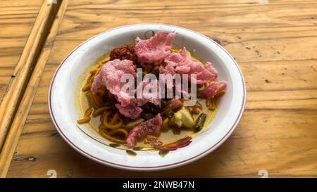 Lontong Sayur Medan. Reiskuchensuppe mit Gemüse-Curry, Ei mit Chilipaste, gebratene Reisnudeln und knusprigem Tempeh; ein beliebtes vegetarisches Gericht in Med Stockfoto