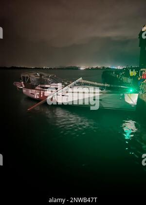 Eine Bootsstation der Küstenwache San Juan, 45-Fuß-Response Boat, mittlere Besatzung, unterstützte einen US-amerikanischen und einen norwegischen Bootsführer beim Heckzug des entwaffneten Segelschiffs Mare am 2. Februar 2023 in den Gewässern des Atlantischen Ozeans, etwa 30 Seemeilen nördlich von Arecibo, Puerto Rico. Das Segelschiff Mare wurde sicher zum Club Nautico Marina in Arecibo, Puerto Rico, abgeschleppt. Stockfoto