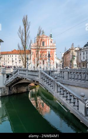 Drei Brücken und Franziskaner Kirche der Mariä Verkündigung, Ljubljana, Slowenien Stockfoto