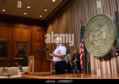 USA Air Force Oberst Michal D. Holliday, Air Force Installation and Mission Support Center, Befehlshaber des 2. Det, beantwortet eine Frage während einer Pressekonferenz im Hawaii State Capitol in Honolulu, Hawaii, am 13. Januar 2023. Die US-Luftwaffe (USAF) pachtete das Land von DHHL im Rahmen eines 25-Jahres-Pachtvertrags mit $40.270 $ jährlich, der am 31. Dezember 2022 auslief. Die USAF nutzte die Lande für Funk- und Kommunikationsgeräte, Installation und Wartung. Stockfoto